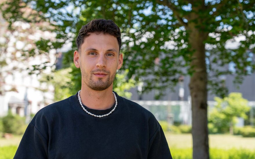 Lukas Boeddinghaus auf der Campuswiese 