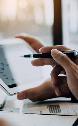 Gemeinsame Analyse von Grafik am Tablet.