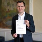 Prof. Dr. Peter Gordon Rötzel mit dem Zertifikat zur MINTchallenge plus