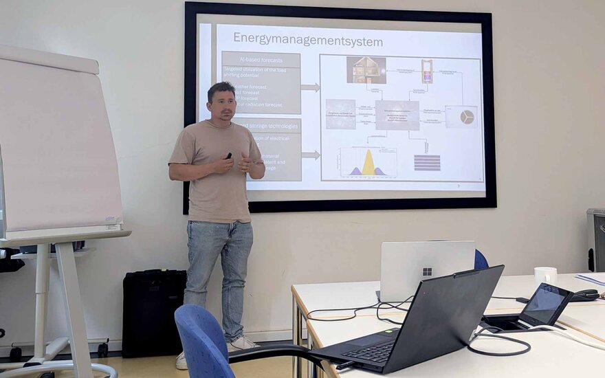 Manuel Gorks stellt sein Forschungsprojekt beim Workshop des NISys-Qualifizierungsprogramms vor