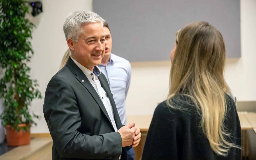 Förderer im Gespräch mit Stipendiatin