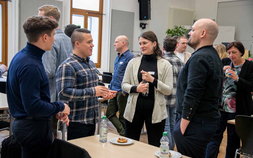 Mehrere personen bei der Vergabe der Deutschlandstipendien im Sommersemester 2024.