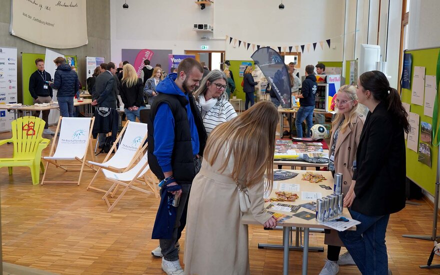 Personen an Infoständen in der Aula am Studieninfotag der TH AB.