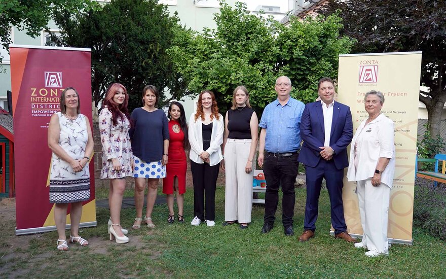 Die Gewinnerinnen des Women in STEM Awards mit ihren Betreuerinnen und Betreuern. 