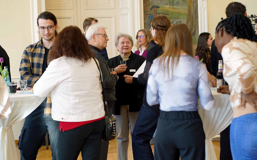 Stipendiaten im Gespräch mit Fördernden an Stehtischen