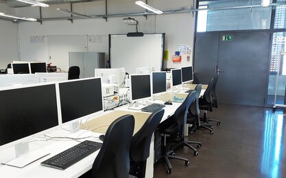 Die Arbeitsplätze im Labor für Embedded Systems.