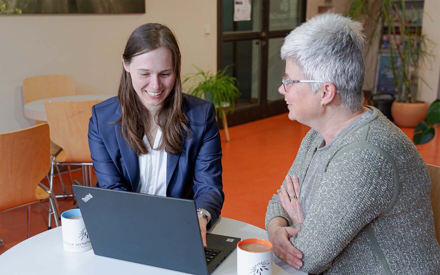 Steuerberaterin und Wirtschaftsprüferin Sabrina Maier mit Professorin Dr. Patricia Feldhoff im Gespräch