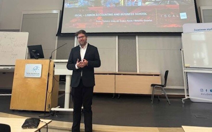 Prof. Dr. Joao de Assis (Vizedekan, ISCAL) bei einem Vortrag an der TH Aschaffenburg