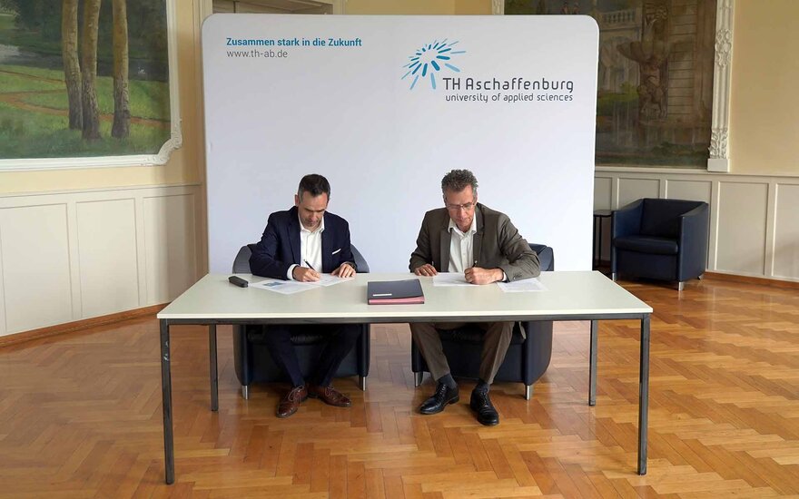 Prof. Dr. Pedro Pinheiro, Präsidentent vom ISCAL, und Prof. Dr. Ivo Schäfer, Vizepräsident für Studium, Lehre und Internationales (TH Aschaffenburg) bei der Unterzeichnung des Kooperationsvertrags