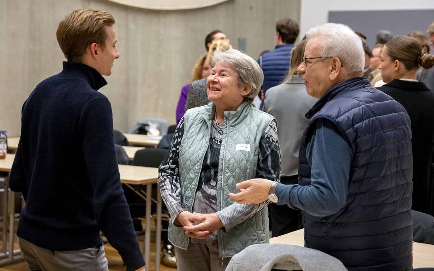 Fördernde im Gespräch mit einem Stipendiaten
