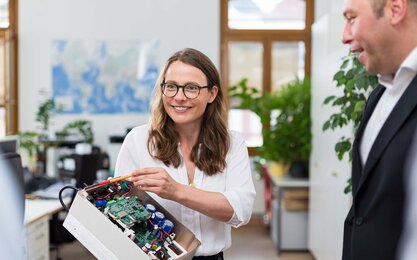 Professor erklärt die Schaltung eines Photovoltaik Wechselrichters