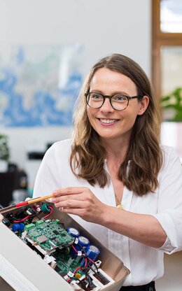 Professor erklärt die Schaltung eines Photovoltaik Wechselrichters