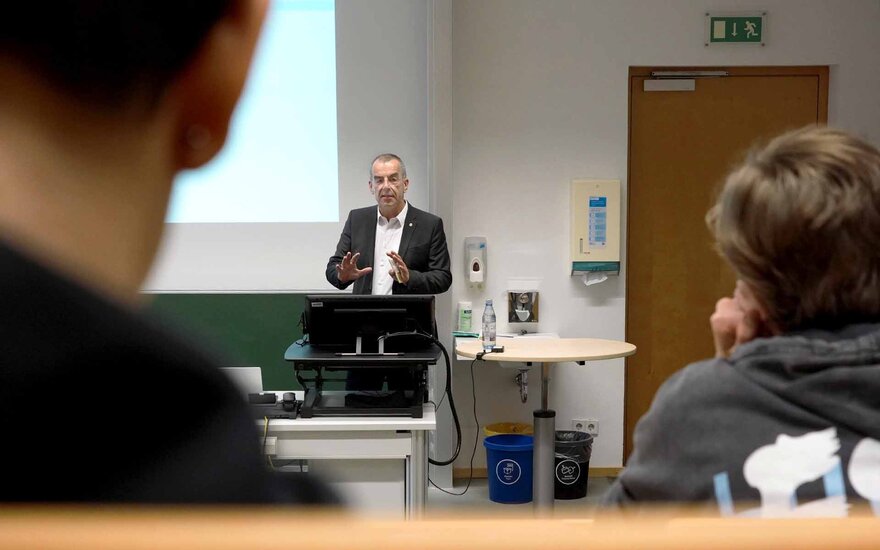 Professor Vaupel spricht im Hörsaal zu den Teilnehmenden des S-Career-Days
