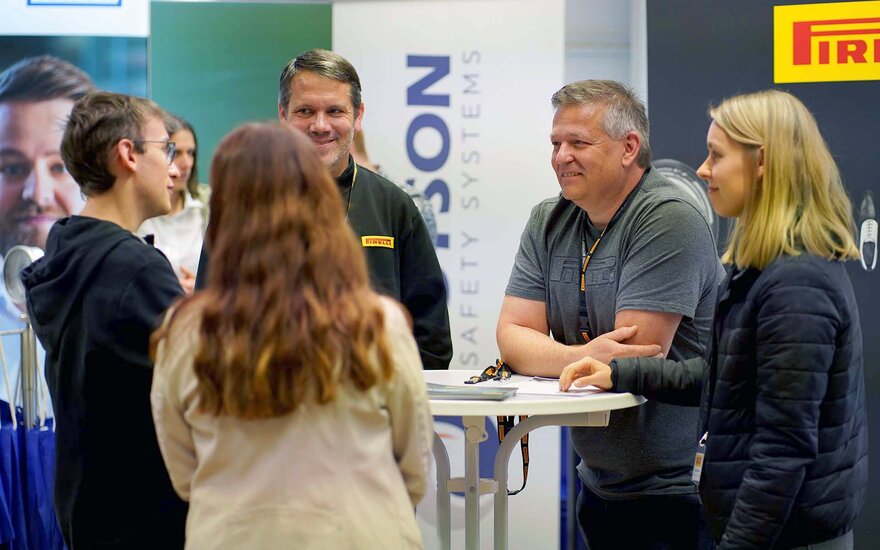 Personen informieren sich am Studieninfotag der TH AB n einem Stand.