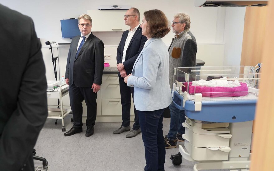 Professorin Stephan zeigt den drei Politikern den Kreißsaal des Skills Labs