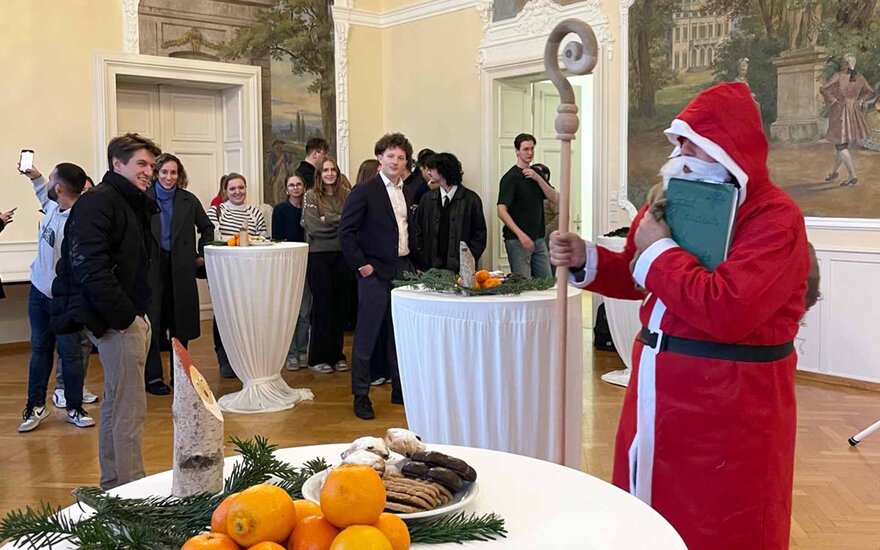 Der Nikolaus spricht im Hock-Saal zu den Studierenden