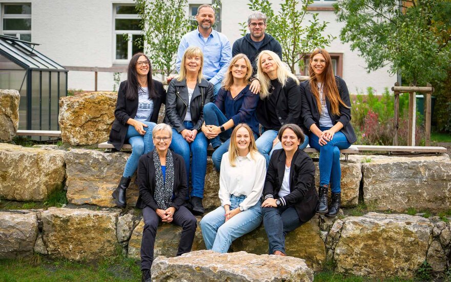 Gruppenfoto des Dekanat Wirtschaft und Recht beim Hochschulgarten