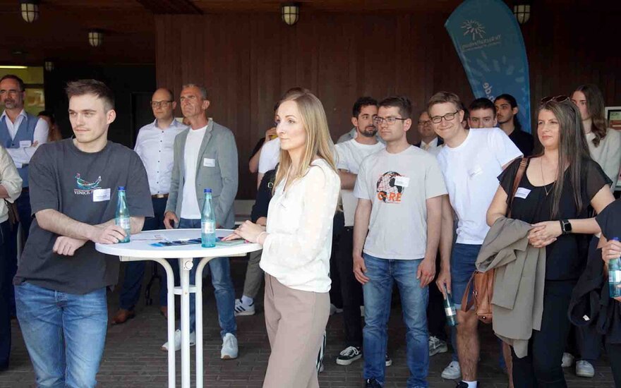 Teilnehmende des Connection Days an Stehtischen