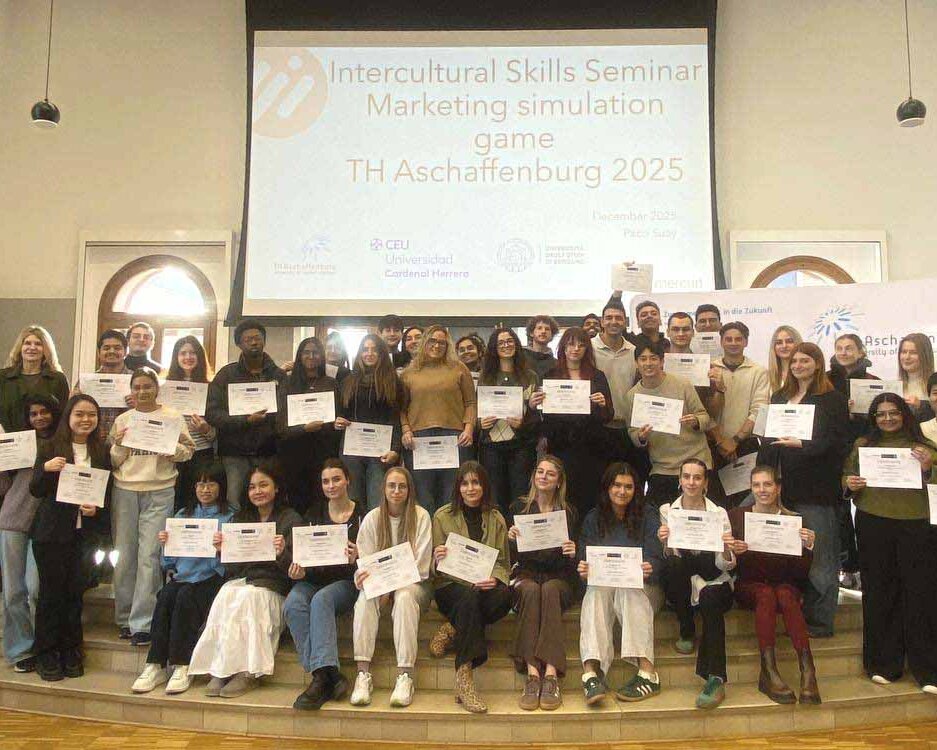 Gruppenbild. Personen halten Zertifikate in den Händen