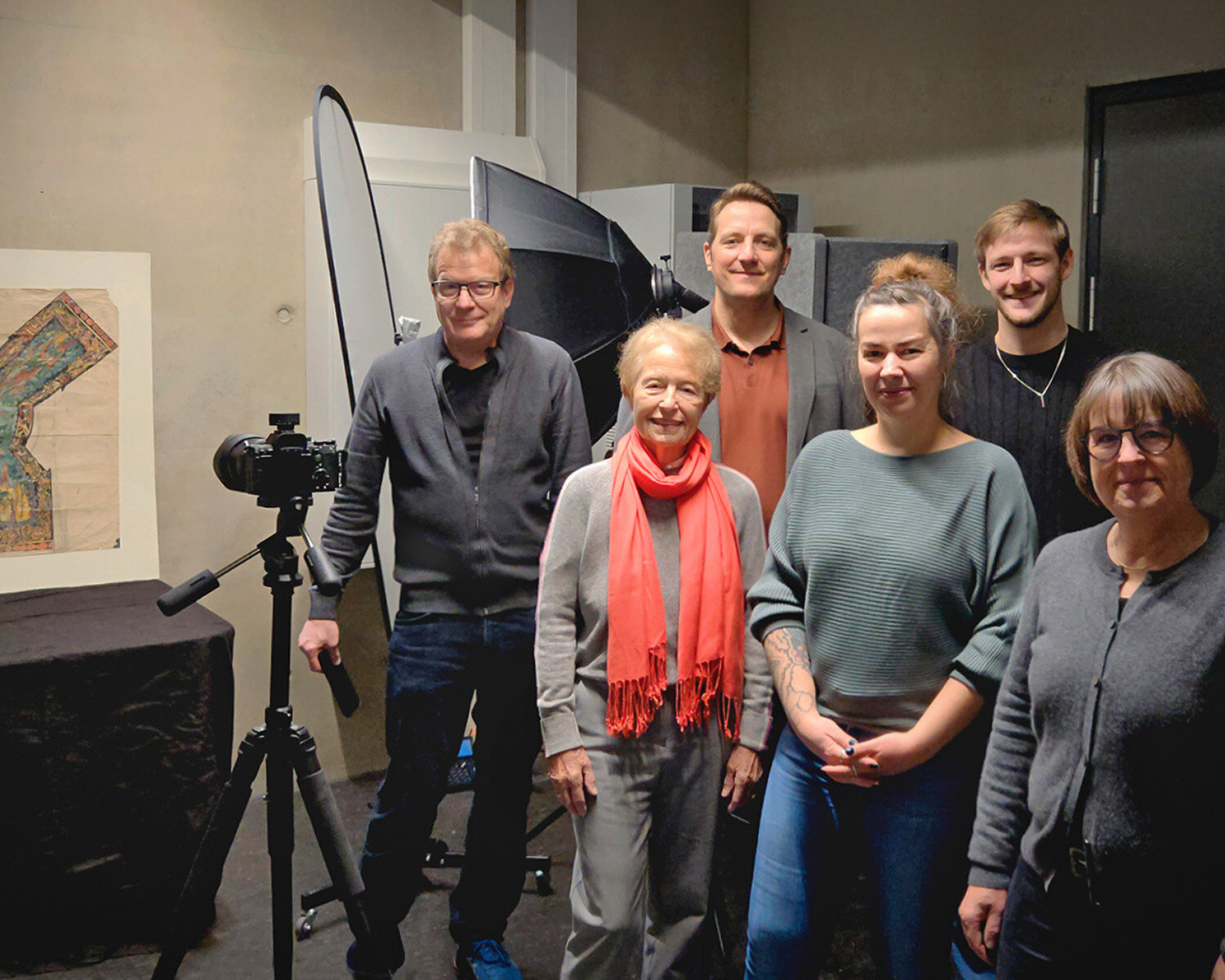 Gruppenfoto mit drei Frauen und drei Männern neben der Kirchner-Skizze und Kamera auf Stativ