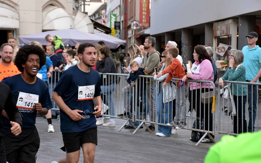 Zwei Läufer der TH auf dem Rundkurs entlang der Fußgängerzone