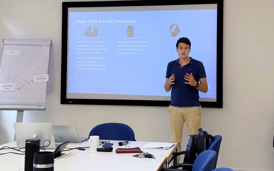 Marcel Schuhmacher stellt sein Forschungsprojekt beim Workshop des NISys-Qualifizierungsprogramms vor