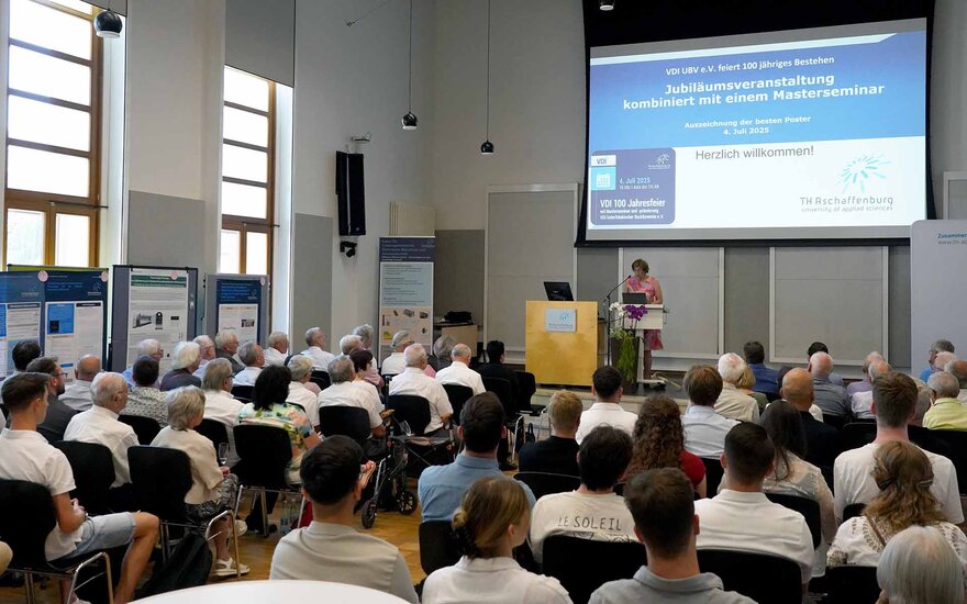Prof. Dr. Eva-Maria Beck-Meuth begrüßt die Besucherinnen und Besucher der Jubiläumsveranstaltung vom VDI UBD e.V.