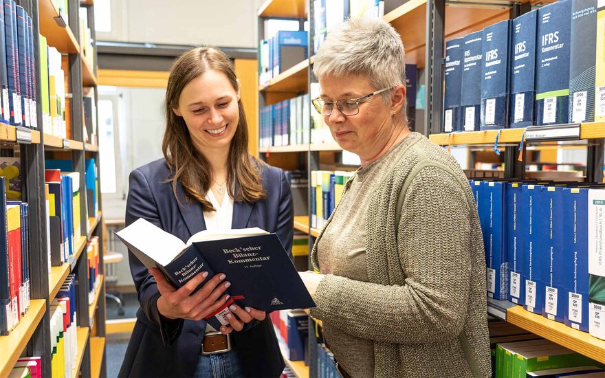 Steuerberaterin und Wirtschaftsprüferin Sabrina Maier mit Professorin Dr. Patricia Feldhoff in der TH-Bibliothek
