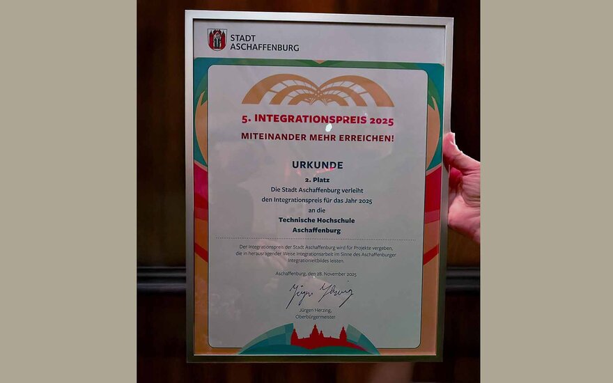Foto der Urkunde zum Integrationspreis im Glasrahmen