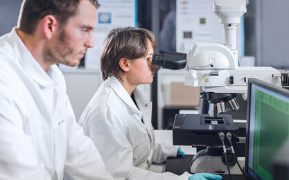 Professorin und Mitarbeiter im BioMems Lab der TH Aschaffenburg.