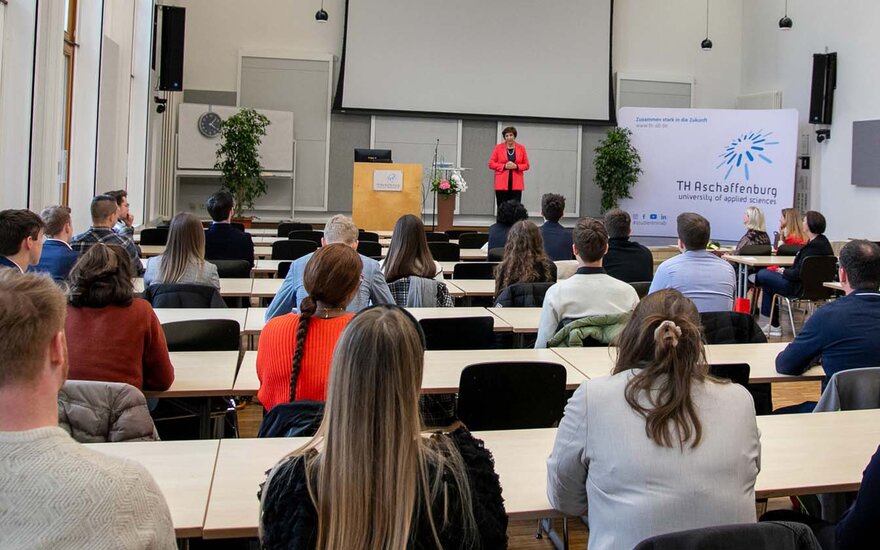 Studenten sitzen in der Aula der TH AB bei der Vergabe der Deutschlandstipendien im Sommersemester 2024.