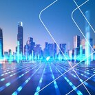 Skyline einer großen Stadt vor blauem Hintergrund mit futuristuschen Lichtern und Streifen