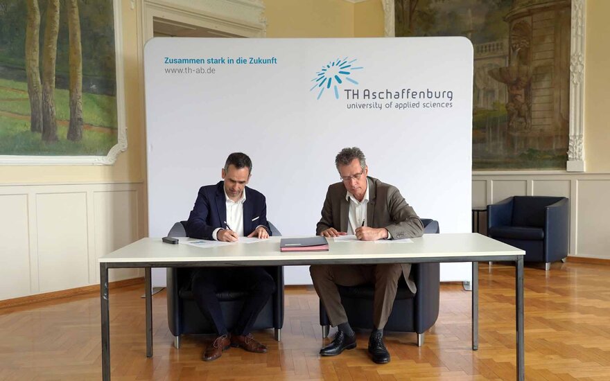 Prof. Dr. Pedro Pinheiro, Präsidentent vom ISCAL, und Prof. Dr. Ivo Schäfer, Vizepräsident für Studium, Lehre und Internationales (TH Aschaffenburg) bei der Unterzeichnung des Kooperationsvertrags