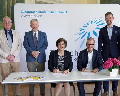 Sparkassen und THAB Vertreter bei Unterzeichnung
