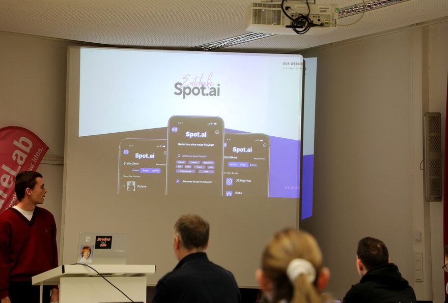 Studenten schauen einer Präsentation zu