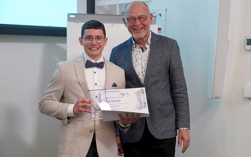 David Schuster und Prof. Rolf Bergbauer bei der Preisverleihung vom Dessauer Preis 2025