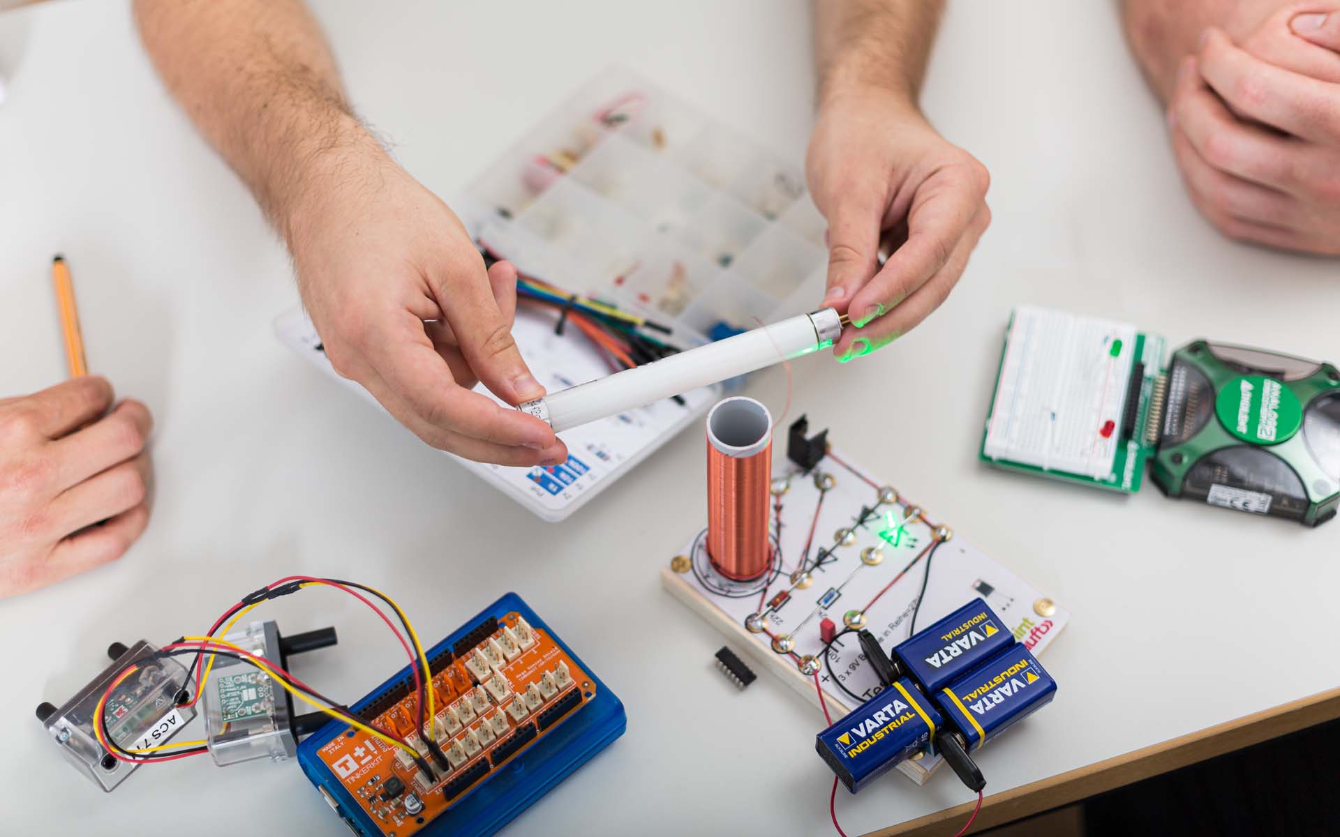 Studierende experimentieren mit elektronischen Schaltungen