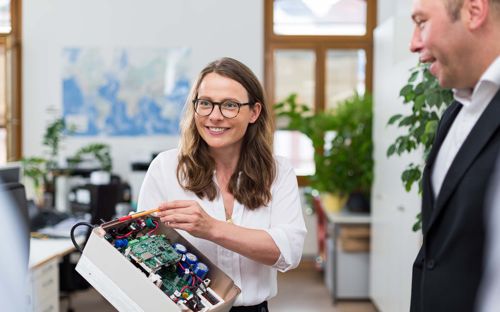 Professor erklärt die Schaltung eines Photovoltaik Wechselrichters