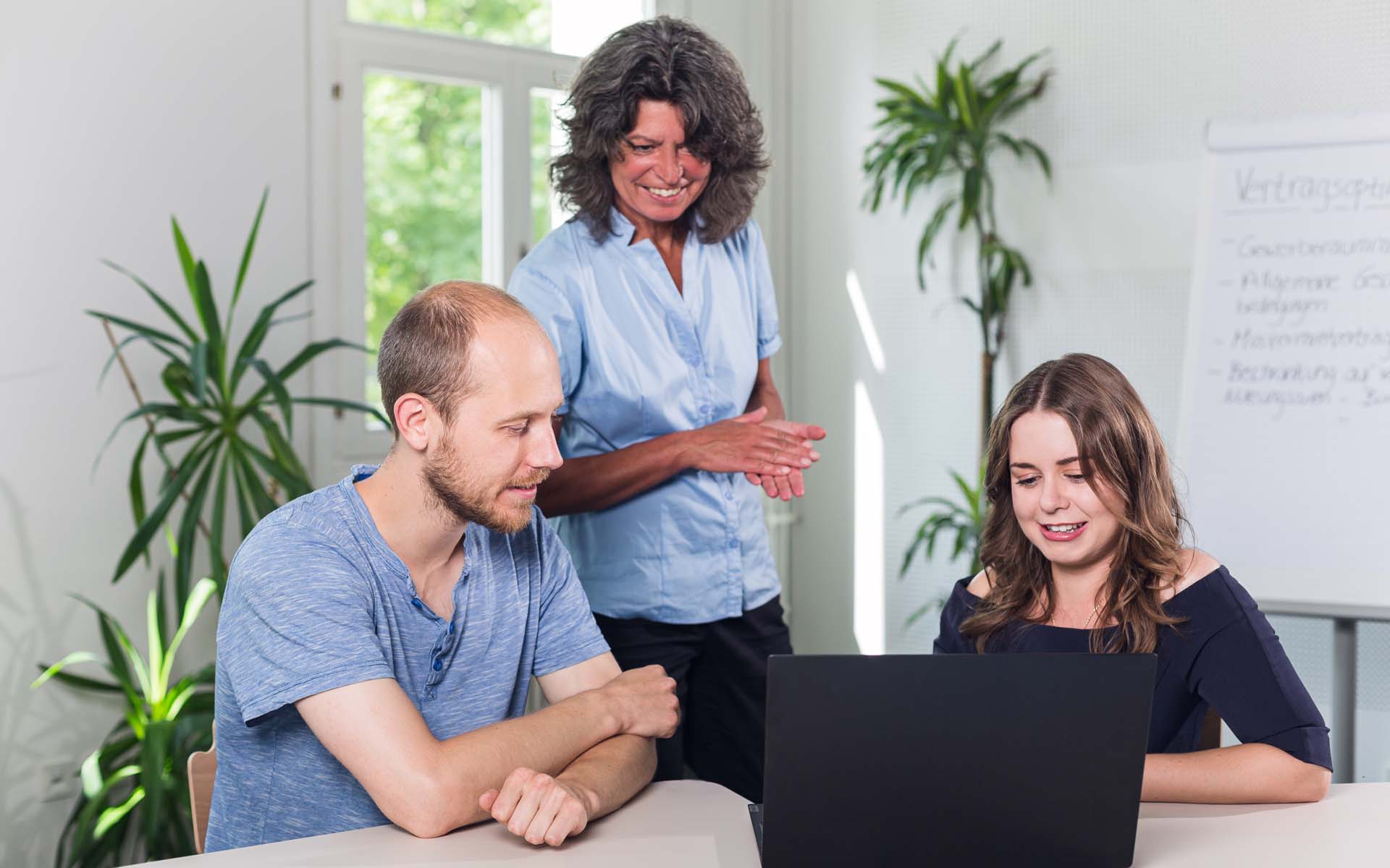 Promovierende des Doktorandinnen- und Doktorandenkollegs iDok im Gespräch.