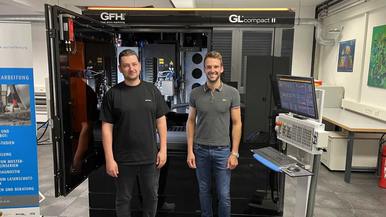 Zwei Forscher stehen vor ihrem Forschungsprojekt