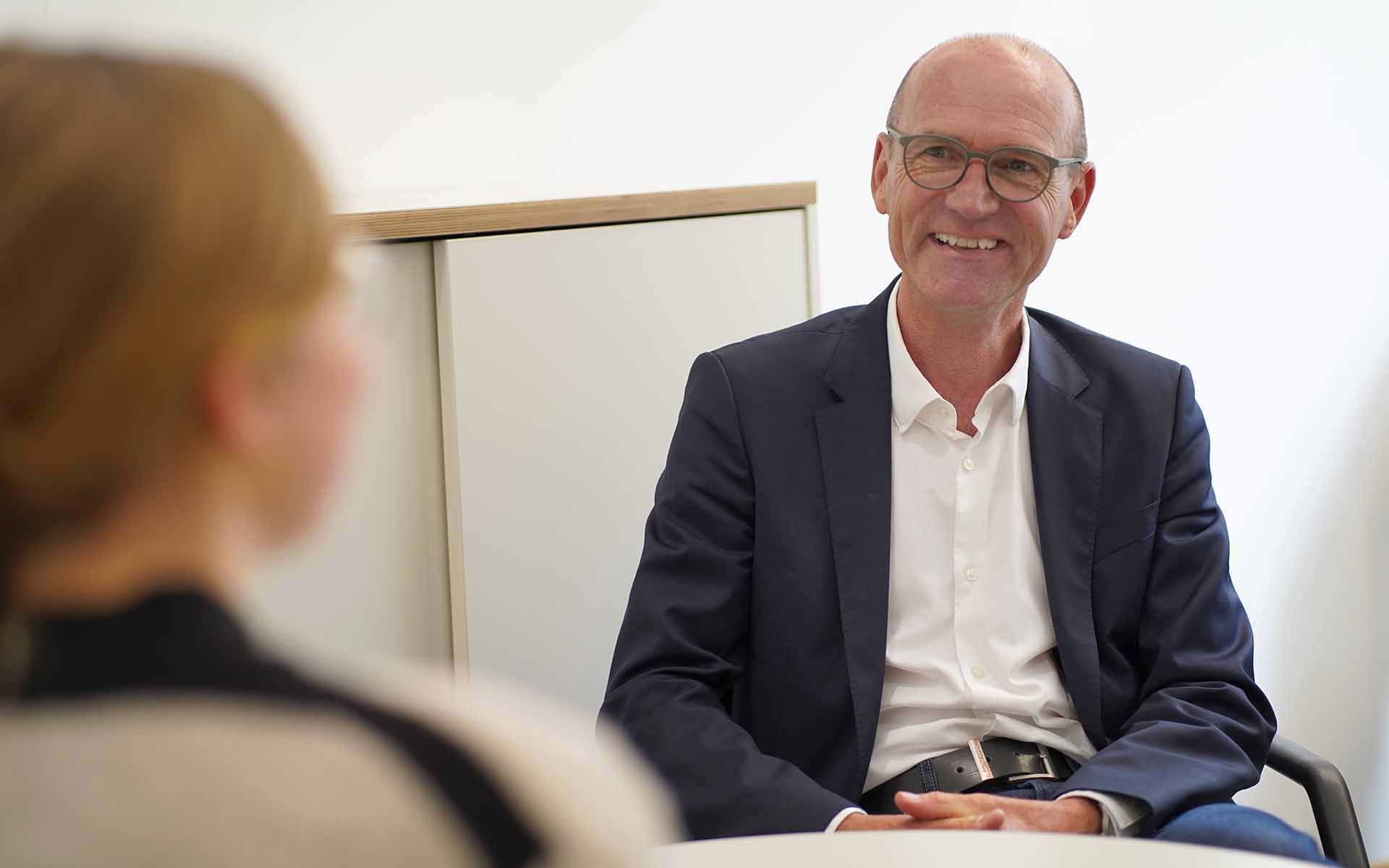 Prof. Dr. Ralph Hirdina im Gespräch mit Studentin Hanna Möllenbrock