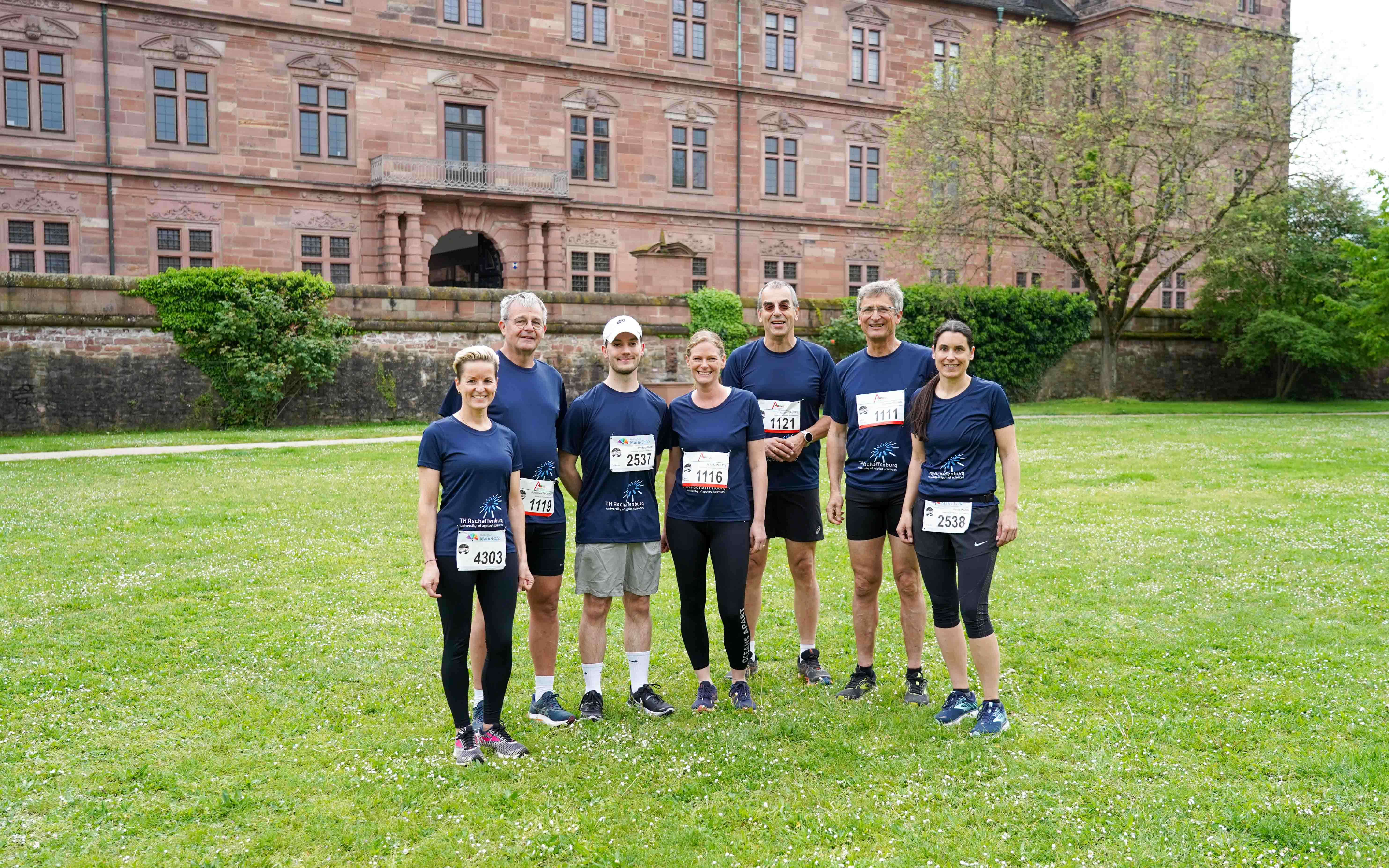 Ein Gruppenfoto, dass alle Läufer für die TH AB zeigt.