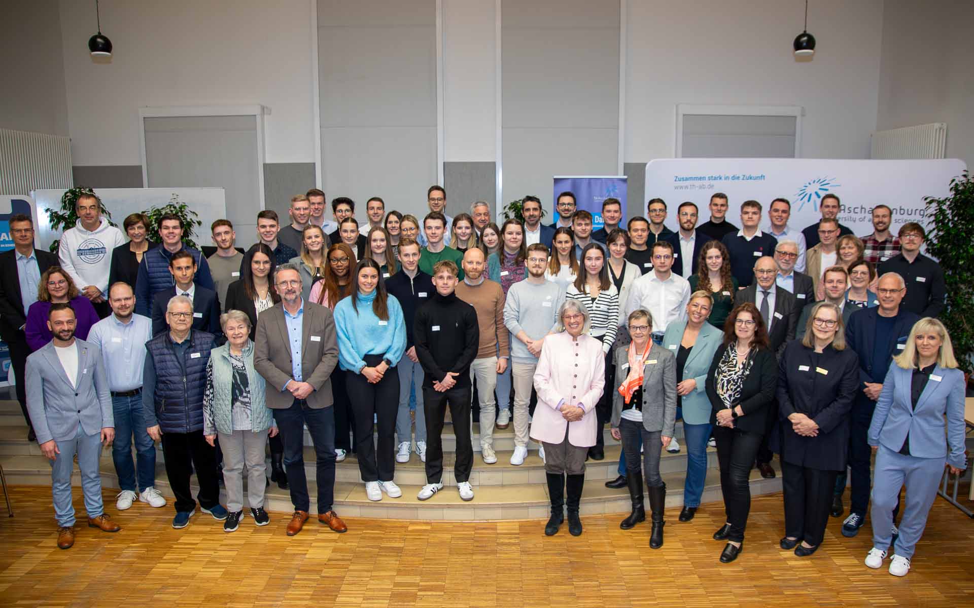 Gruppenbild der Fördernden, Stipendiatinnen und Stipendiaten 2024 in der Aula