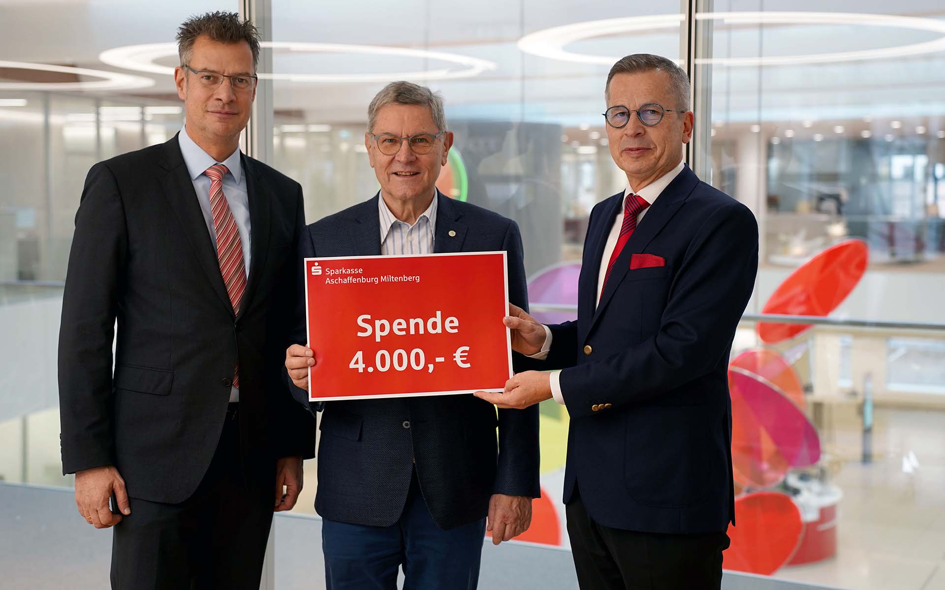 Professor Schäfer, Professor Diwischek und Jürgen Schäfer bei der Spendenübergabe