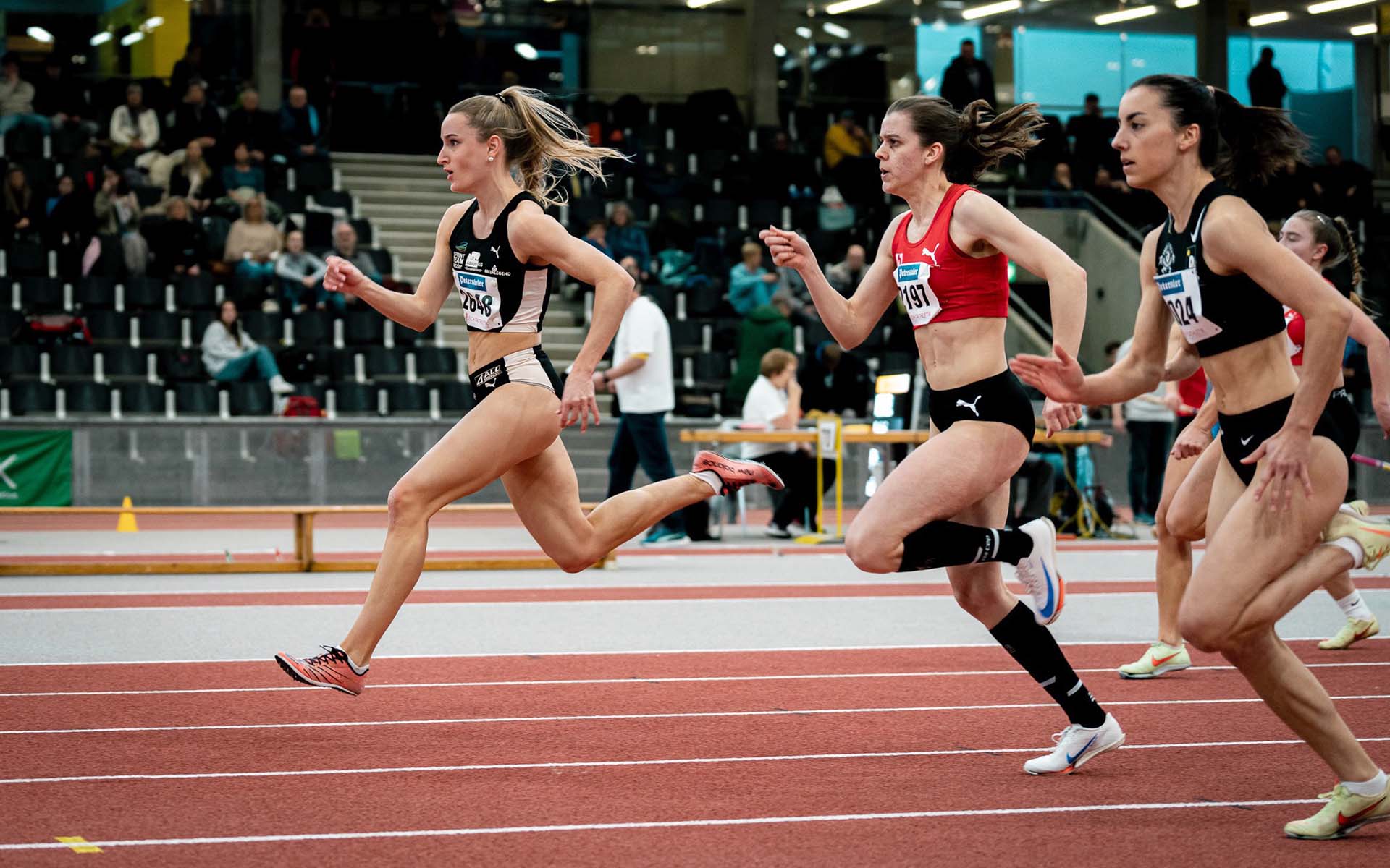 Antonia Dellert während ihres Sprints auf der Bahn vor drei anderen Läuferinnen