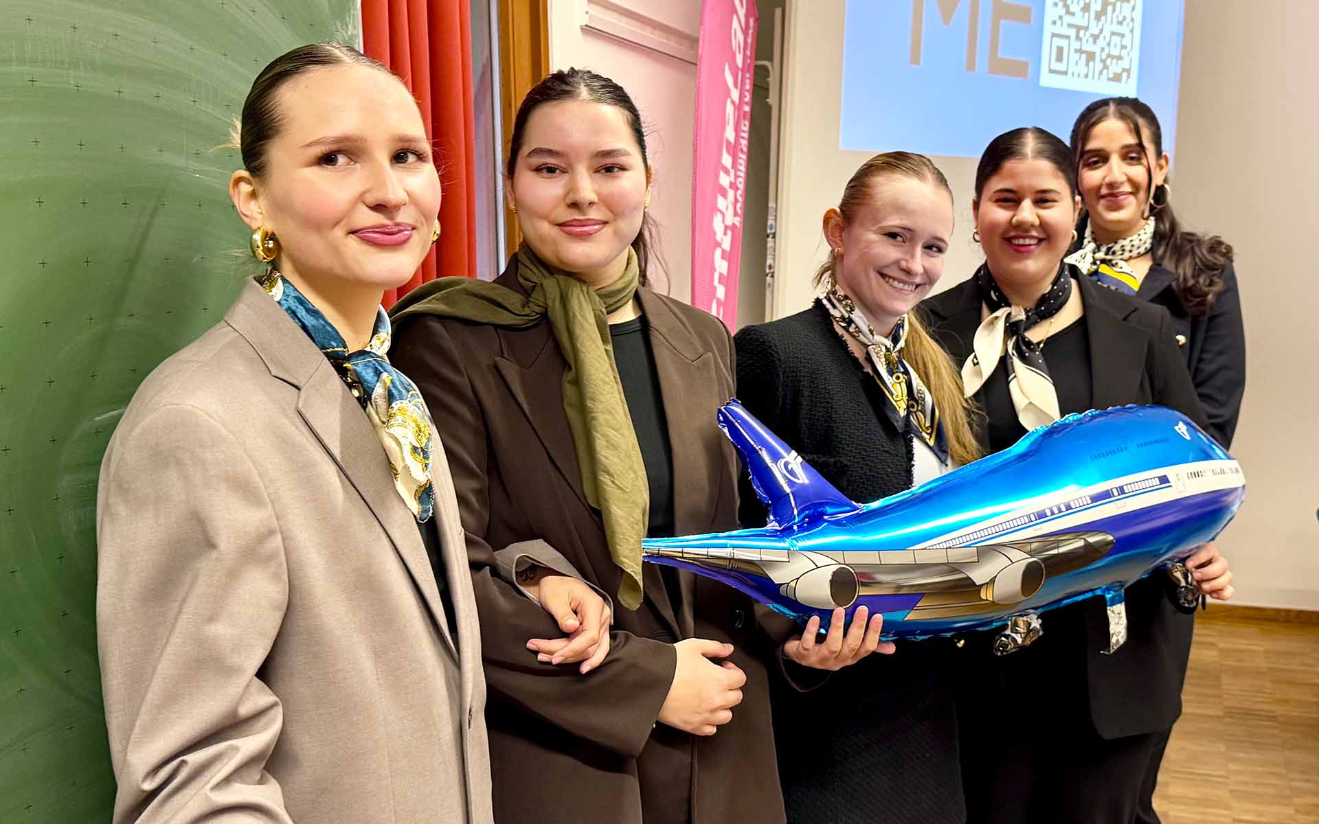 Fünf Studentinnen beim Pitch-Event vom VentureLab