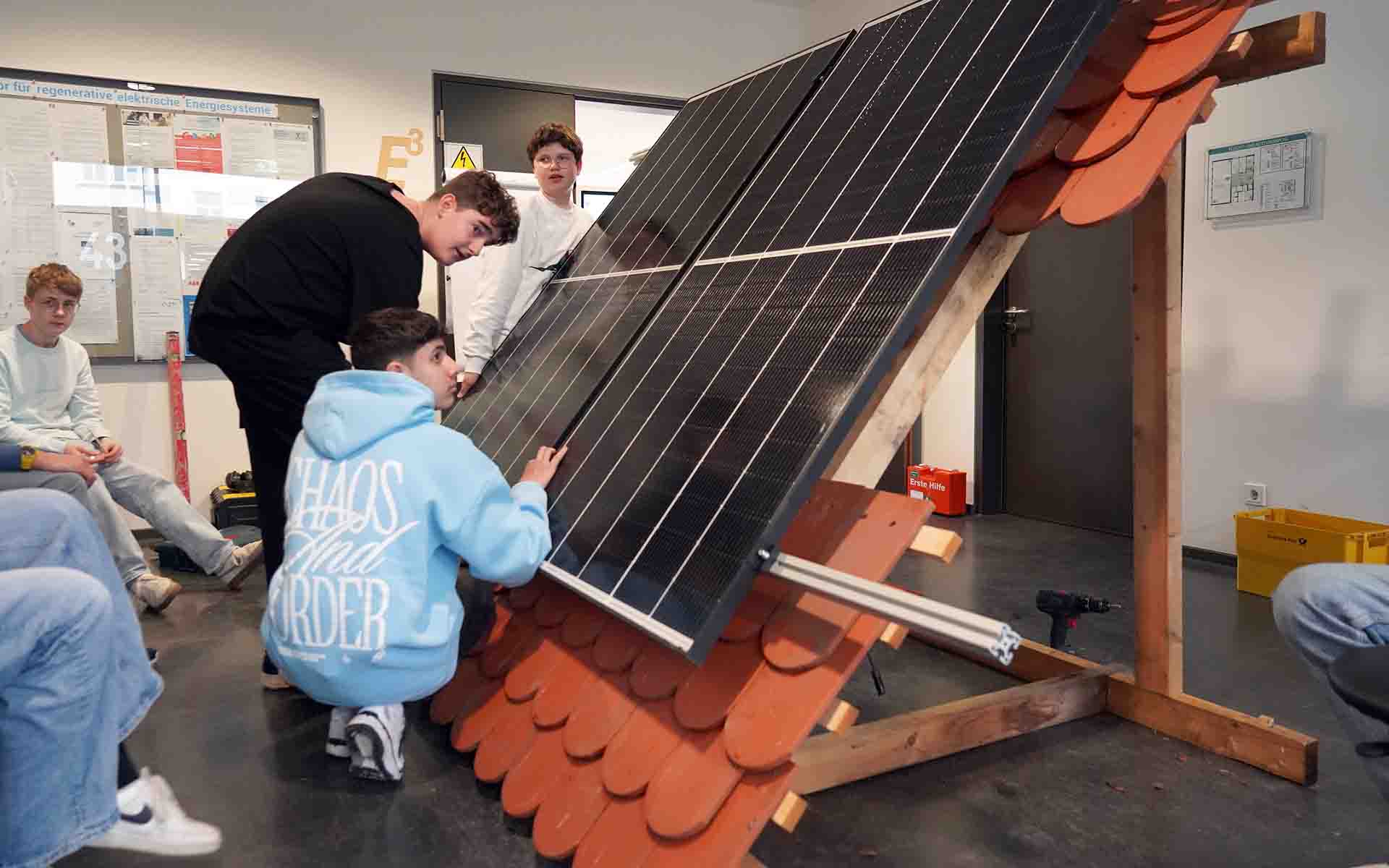 Schüler installieren PV-Module beim Technik-trifft-Umwelt-Camp 