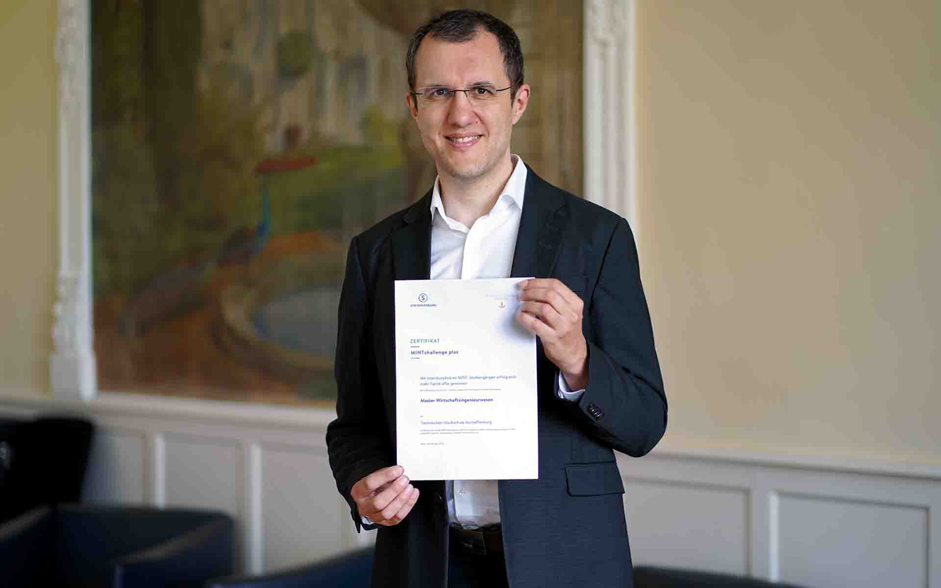 Prof. Dr. Peter Gordon Rötzel mit dem Zertifikat zur MINTchallenge plus