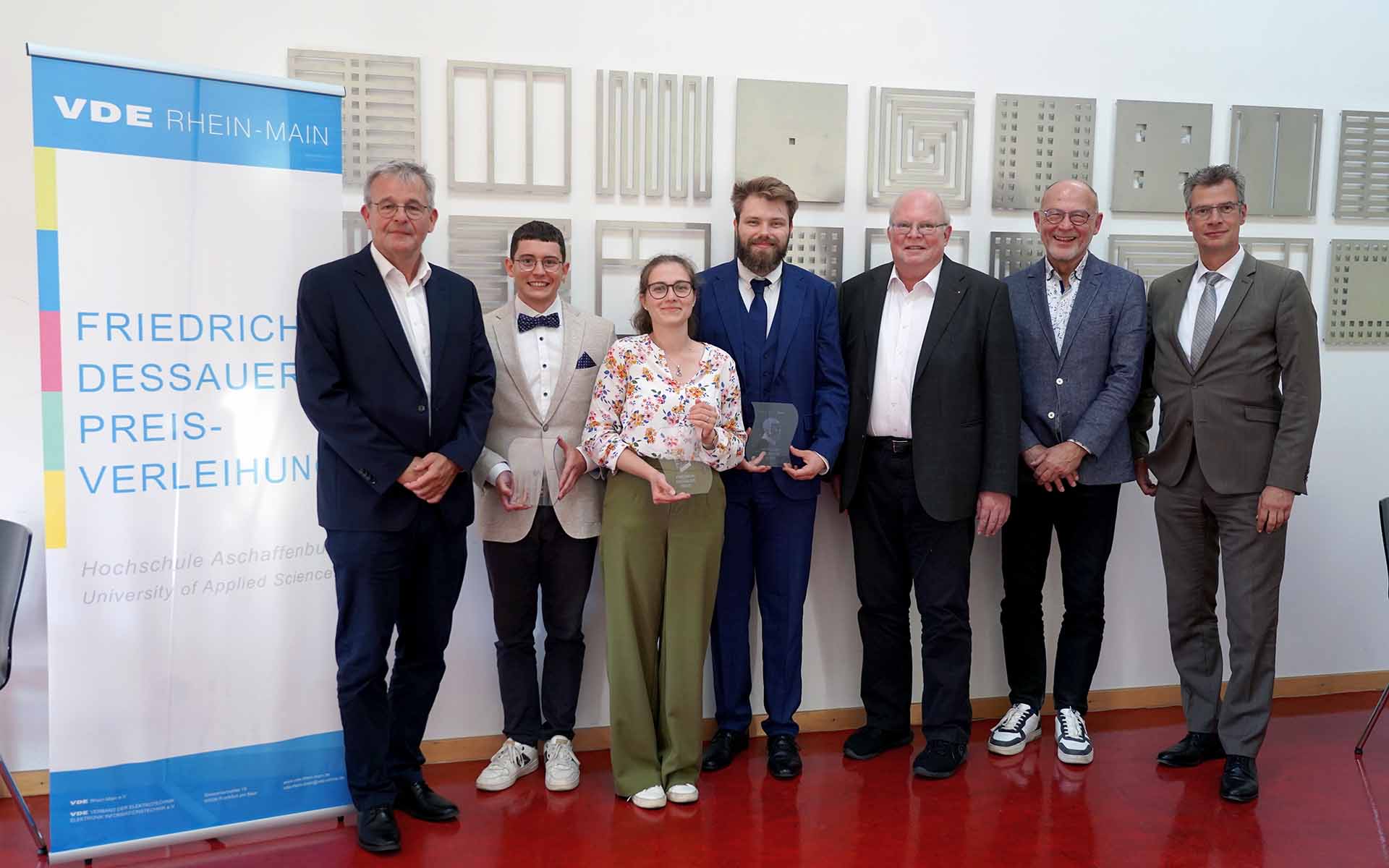 Bild (v. l. n. r.): Prof. Dr.-Ing. Johannes Teigelkötter, David Schuster, Carolin Fischer, Marcel Neumaier, Prof. Dr.-Ing. Ulrich Bochtler, Prof. Rolf Bergbauer und Prof. Dr. Ivo Schäfer 