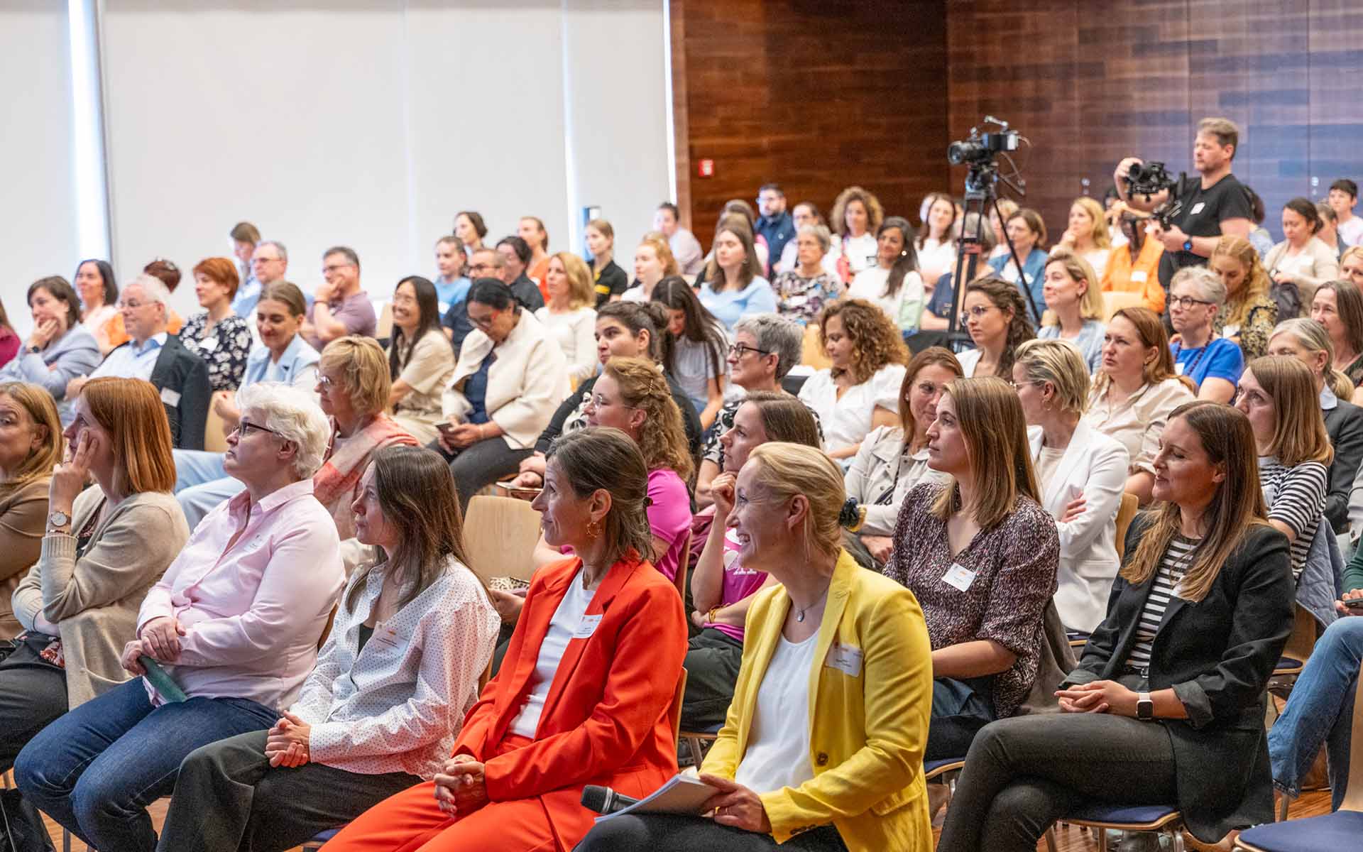Blick auf das sitzende Publikum